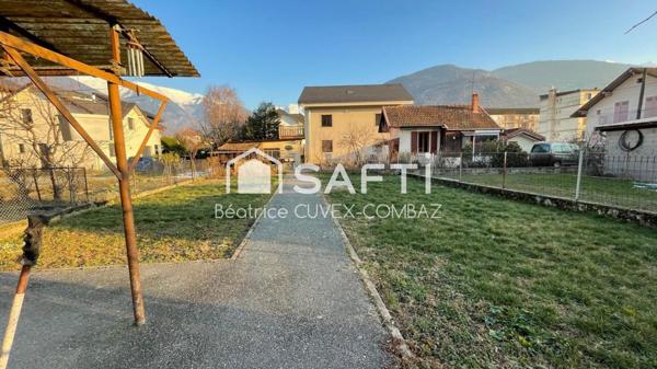 Maison de ville avec jardin et 2 grands garages