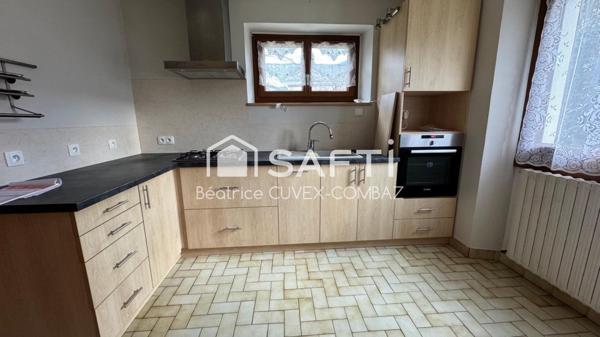 Maison de ville avec jardin et 2 grands garages