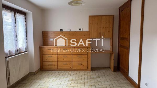 Maison de ville avec jardin et 2 grands garages