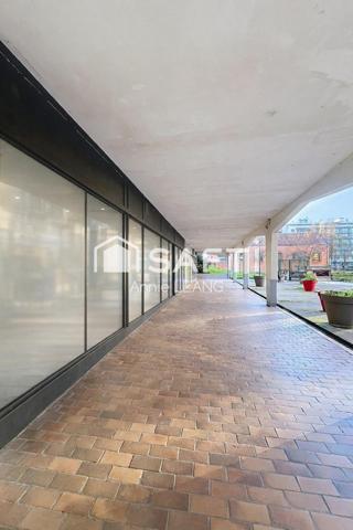 Emplacement n°1 sur la Place Carnot : local commercial lumineux avec grande façade et fort potentiel au cœur du centre-ville.