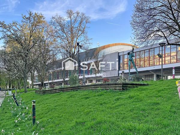 Emplacement n°1 sur la Place Carnot : local commercial lumineux avec grande façade et fort potentiel au cœur du centre-ville.