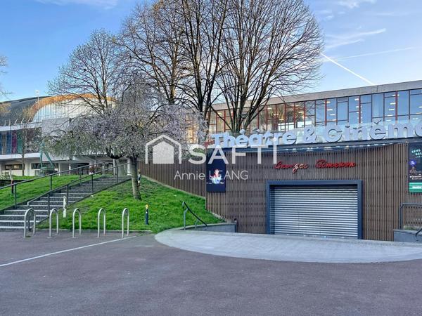 Emplacement n°1 sur la Place Carnot : local commercial lumineux avec grande façade et fort potentiel au cœur du centre-ville.