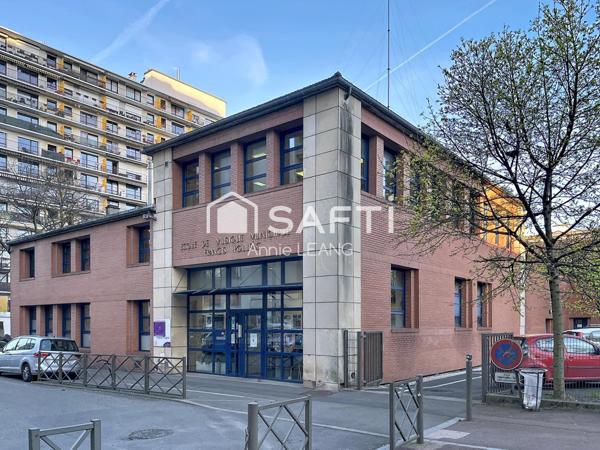 Emplacement n°1 sur la Place Carnot : local commercial lumineux avec grande façade et fort potentiel au cœur du centre-ville.