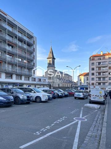 Emplacement n°1 sur la Place Carnot : local commercial lumineux avec grande façade et fort potentiel au cœur du centre-ville.