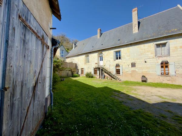 TRÈVES, Ancien Logis du début XVIIème siècle de 265m² sur jardin arboré de 1600m²