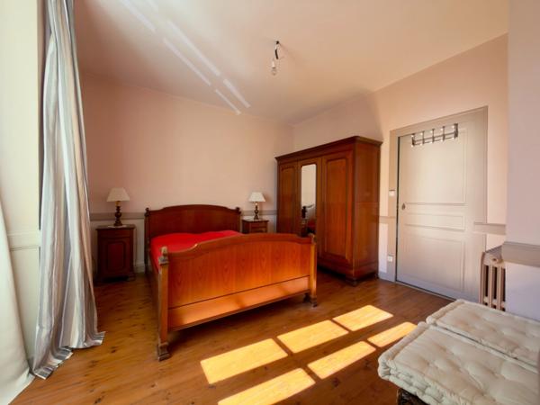 TRÈVES, Ancien Logis du début XVIIème siècle de 265m² sur jardin arboré de 1600m²