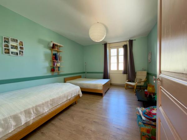 TRÈVES, Ancien Logis du début XVIIème siècle de 265m² sur jardin arboré de 1600m²