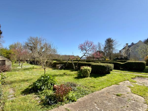 TRÈVES, Ancien Logis du début XVIIème siècle de 265m² sur jardin arboré de 1600m²