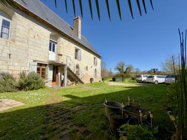 TRÈVES, Ancien Logis du début XVIIème siècle de 265m² sur jardin arboré de 1600m²