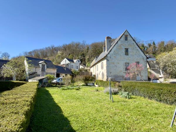 TRÈVES, Ancien Logis du début XVIIème siècle de 265m² sur jardin arboré de 1600m²