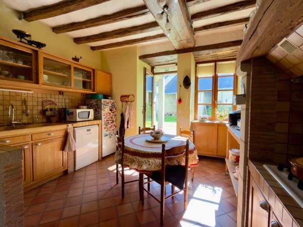 TRÈVES, Ancien Logis du début XVIIème siècle de 265m² sur jardin arboré de 1600m²