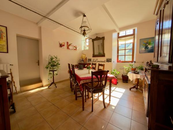 TRÈVES, Ancien Logis du début XVIIème siècle de 265m² sur jardin arboré de 1600m²