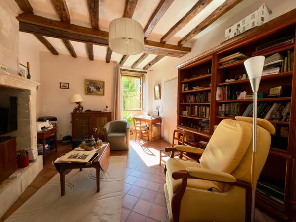 TRÈVES, Ancien Logis du début XVIIème siècle de 265m² sur jardin arboré de 1600m²