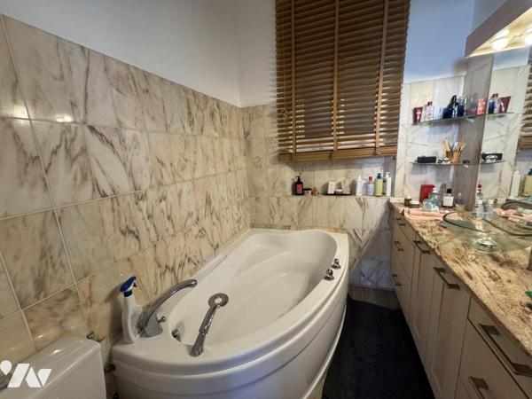 Rare ! Maison individuelle Golfe Juan Centre ville au calme ,à proximité de la mer et des commerces 