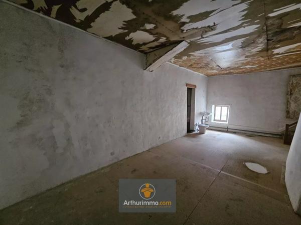 Vente                                                      Immeuble
                        
                     6 pièces                      199 m2                     à Courçon
