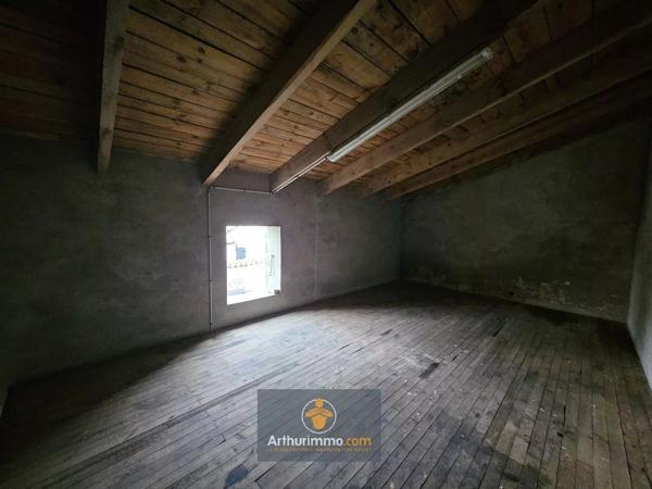 Vente                                                      Immeuble
                        
                     6 pièces                      199 m2                     à Courçon