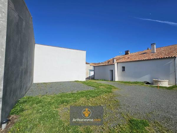 Vente                                                      Immeuble
                        
                     6 pièces                      199 m2                     à Courçon