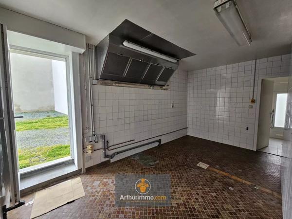 Vente                                                      Immeuble
                        
                     6 pièces                      199 m2                     à Courçon