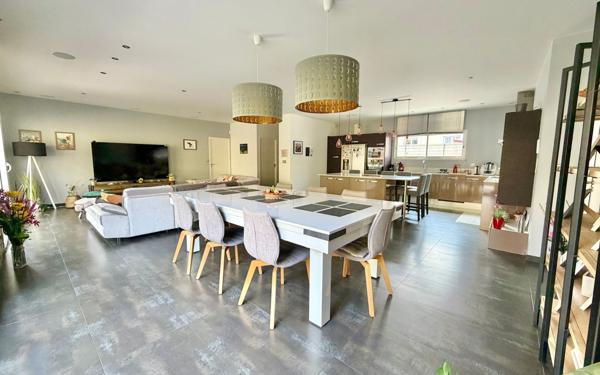 Maison à vendre    9 pièces •  Castelnau-de-Médoc