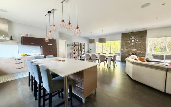 Maison à vendre    9 pièces •  Castelnau-de-Médoc