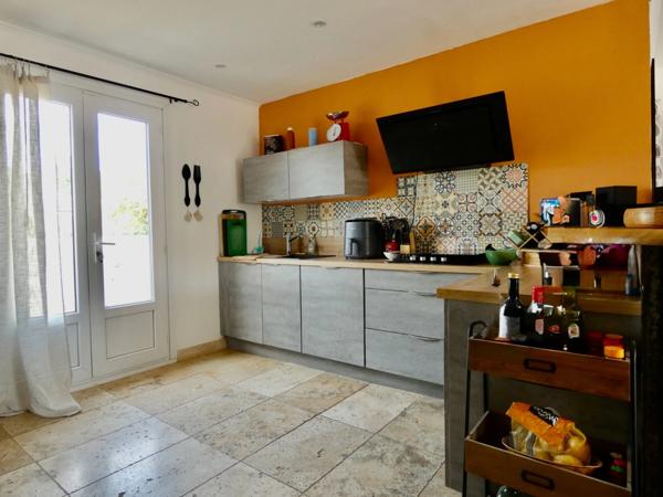 Maison à vendre de 93 m² climatisée a SAINT GILLES (30) avec dépendance et piscine