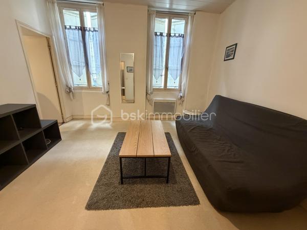 Au sein d’une petite copropriété au calme de 6 lots, venez découvrir cet appartement situé au premier étage. Il dispose d’une pièce de vie ouverte sur une cuisine équipée et une chambre à part. Chauffage électrique. Il est vendu libre mais peut-être loué environ 450 €, il dispose par ailleurs d’une Cave.
Charges 187 e par trimestre 
Foncier 629 euros
A nos agendas pour une visite !
