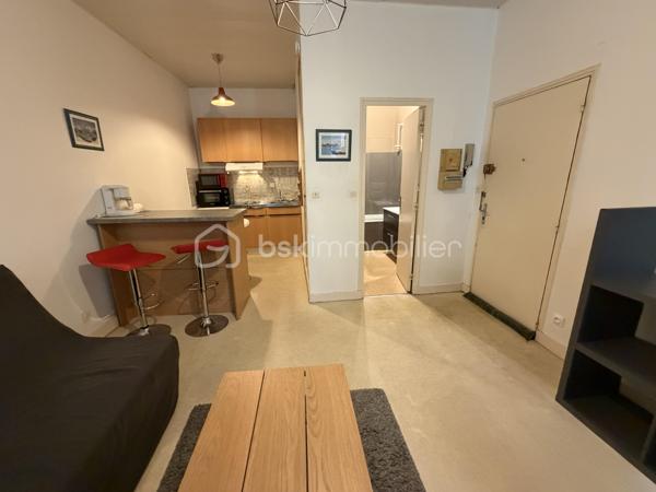 Au sein d’une petite copropriété au calme de 6 lots, venez découvrir cet appartement situé au premier étage. Il dispose d’une pièce de vie ouverte sur une cuisine équipée et une chambre à part. Chauffage électrique. Il est vendu libre mais peut-être loué environ 450 €, il dispose par ailleurs d’une Cave.
Charges 187 e par trimestre 
Foncier 629 euros
A nos agendas pour une visite !