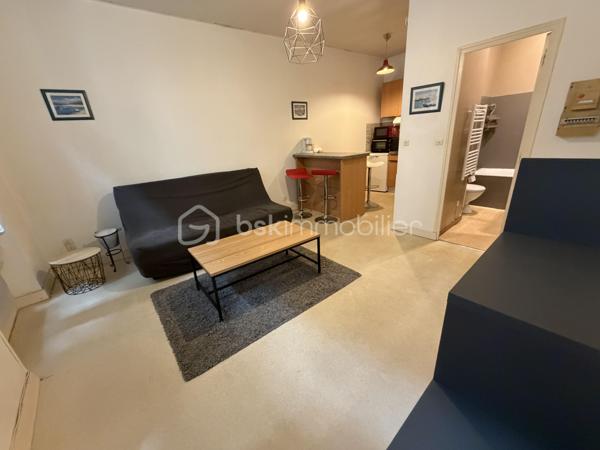 Au sein d’une petite copropriété au calme de 6 lots, venez découvrir cet appartement situé au premier étage. Il dispose d’une pièce de vie ouverte sur une cuisine équipée et une chambre à part. Chauffage électrique. Il est vendu libre mais peut-être loué environ 450 €, il dispose par ailleurs d’une Cave.
Charges 187 e par trimestre 
Foncier 629 euros
A nos agendas pour une visite !