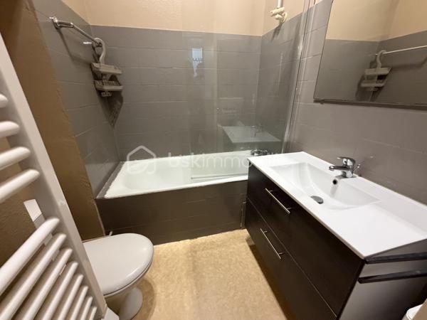 Au sein d’une petite copropriété au calme de 6 lots, venez découvrir cet appartement situé au premier étage. Il dispose d’une pièce de vie ouverte sur une cuisine équipée et une chambre à part. Chauffage électrique. Il est vendu libre mais peut-être loué environ 450 €, il dispose par ailleurs d’une Cave.
Charges 187 e par trimestre 
Foncier 629 euros
A nos agendas pour une visite !