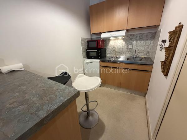 Au sein d’une petite copropriété au calme de 6 lots, venez découvrir cet appartement situé au premier étage. Il dispose d’une pièce de vie ouverte sur une cuisine équipée et une chambre à part. Chauffage électrique. Il est vendu libre mais peut-être loué environ 450 €, il dispose par ailleurs d’une Cave.
Charges 187 e par trimestre 
Foncier 629 euros
A nos agendas pour une visite !