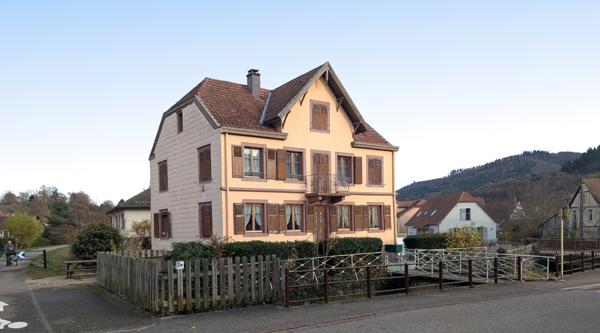 Pour investisseur : immeuble 2 appartements en location + 6 garages