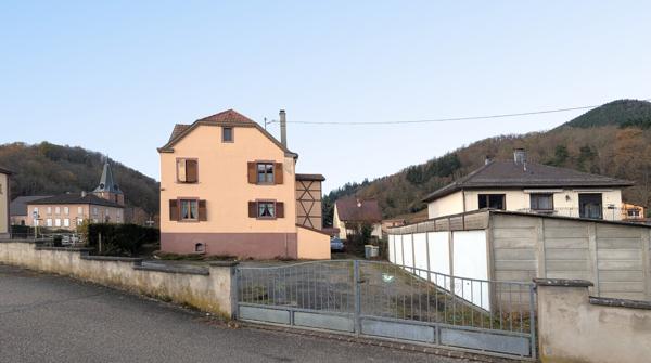 Pour investisseur : immeuble 2 appartements en location + 6 garages