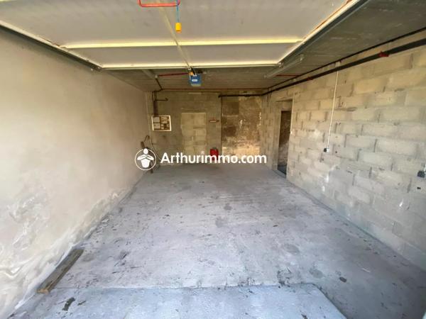 Vente                                                      Garage
                        
                                         75 m2                     à Ballans