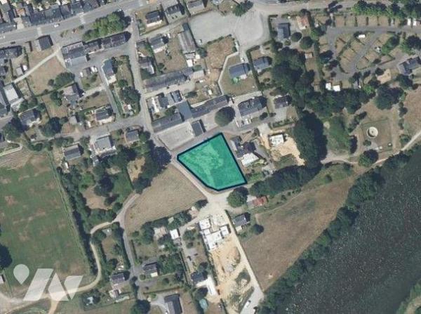 143/2120T - Bourg, beau terrain de 1746 m², divisible en 2 lots - Concerné par le seuil minimal...