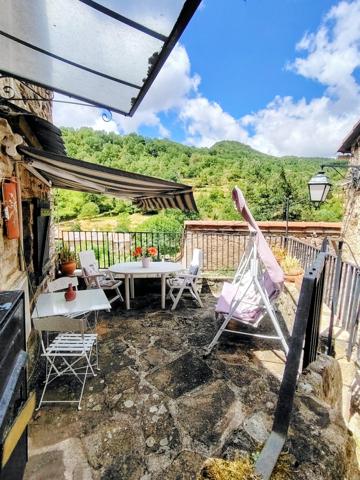 Connaissez-vous Roquetaillade, dans l'Aveyron ? Ce petit hameau, rattaché à la commune de Montjaux, accueille une maison prête à être redécouverte : un cadre propice au calme et au ressourcement.
Inoccupée depuis quelque temps, la maison nécessite des travaux de remise en état et pourra être aménagée selon vos envies. Ses trois chambres de 11, 9 et 8 m² accueilleront aisément une petite famille, que ce soit pour une résidence principale ou des séjours de vacances. Vous profiterez d'une terrasse de 14 m² offrant une belle vue, ainsi que de promenades au bord de la Muse, en contrebas de la maison
Une salle d'eau est située au 1er étage ; une seconde, au sous-sol, est entièrement à rénover. La grande pièce de vie de 34 m², très lumineuse grâce à ses trois fenêtres, offre un espace convivial. La cheminée, équipée d'un insert bois, garantit des soirées chaleureuses en hiver.
Des travaux sont à prévoir au sous-sol, notamment la pose d'un nouvel escalier. 
Vous succomberez au charme de ses murs en pierre. 
Ne tardez pas à venir la visiter.