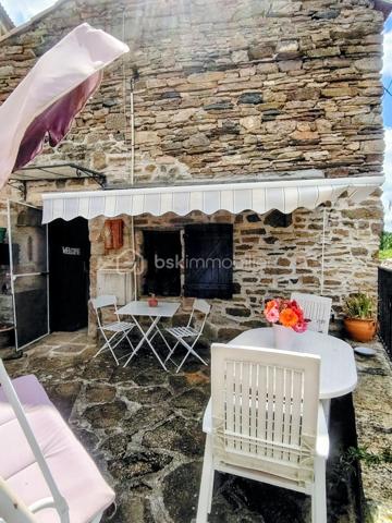 Connaissez-vous Roquetaillade, dans l'Aveyron ? Ce petit hameau, rattaché à la commune de Montjaux, accueille une maison prête à être redécouverte : un cadre propice au calme et au ressourcement.
Inoccupée depuis quelque temps, la maison nécessite des travaux de remise en état et pourra être aménagée selon vos envies. Ses trois chambres de 11, 9 et 8 m² accueilleront aisément une petite famille, que ce soit pour une résidence principale ou des séjours de vacances. Vous profiterez d'une terrasse de 14 m² offrant une belle vue, ainsi que de promenades au bord de la Muse, en contrebas de la maison
Une salle d'eau est située au 1er étage ; une seconde, au sous-sol, est entièrement à rénover. La grande pièce de vie de 34 m², très lumineuse grâce à ses trois fenêtres, offre un espace convivial. La cheminée, équipée d'un insert bois, garantit des soirées chaleureuses en hiver.
Des travaux sont à prévoir au sous-sol, notamment la pose d'un nouvel escalier. 
Vous succomberez au charme de ses murs en pierre. 
Ne tardez pas à venir la visiter.