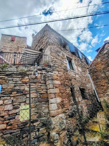 Connaissez-vous Roquetaillade, dans l'Aveyron ? Ce petit hameau, rattaché à la commune de Montjaux, accueille une maison prête à être redécouverte : un cadre propice au calme et au ressourcement.
Inoccupée depuis quelque temps, la maison nécessite des travaux de remise en état et pourra être aménagée selon vos envies. Ses trois chambres de 11, 9 et 8 m² accueilleront aisément une petite famille, que ce soit pour une résidence principale ou des séjours de vacances. Vous profiterez d'une terrasse de 14 m² offrant une belle vue, ainsi que de promenades au bord de la Muse, en contrebas de la maison
Une salle d'eau est située au 1er étage ; une seconde, au sous-sol, est entièrement à rénover. La grande pièce de vie de 34 m², très lumineuse grâce à ses trois fenêtres, offre un espace convivial. La cheminée, équipée d'un insert bois, garantit des soirées chaleureuses en hiver.
Des travaux sont à prévoir au sous-sol, notamment la pose d'un nouvel escalier. 
Vous succomberez au charme de ses murs en pierre. 
Ne tardez pas à venir la visiter.