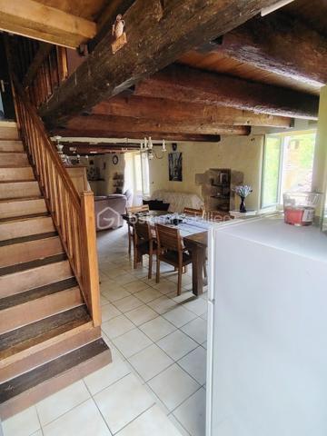 Connaissez-vous Roquetaillade, dans l'Aveyron ? Ce petit hameau, rattaché à la commune de Montjaux, accueille une maison prête à être redécouverte : un cadre propice au calme et au ressourcement.
Inoccupée depuis quelque temps, la maison nécessite des travaux de remise en état et pourra être aménagée selon vos envies. Ses trois chambres de 11, 9 et 8 m² accueilleront aisément une petite famille, que ce soit pour une résidence principale ou des séjours de vacances. Vous profiterez d'une terrasse de 14 m² offrant une belle vue, ainsi que de promenades au bord de la Muse, en contrebas de la maison
Une salle d'eau est située au 1er étage ; une seconde, au sous-sol, est entièrement à rénover. La grande pièce de vie de 34 m², très lumineuse grâce à ses trois fenêtres, offre un espace convivial. La cheminée, équipée d'un insert bois, garantit des soirées chaleureuses en hiver.
Des travaux sont à prévoir au sous-sol, notamment la pose d'un nouvel escalier. 
Vous succomberez au charme de ses murs en pierre. 
Ne tardez pas à venir la visiter.