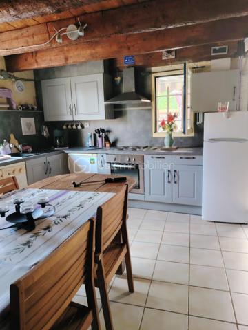 Connaissez-vous Roquetaillade, dans l'Aveyron ? Ce petit hameau, rattaché à la commune de Montjaux, accueille une maison prête à être redécouverte : un cadre propice au calme et au ressourcement.
Inoccupée depuis quelque temps, la maison nécessite des travaux de remise en état et pourra être aménagée selon vos envies. Ses trois chambres de 11, 9 et 8 m² accueilleront aisément une petite famille, que ce soit pour une résidence principale ou des séjours de vacances. Vous profiterez d'une terrasse de 14 m² offrant une belle vue, ainsi que de promenades au bord de la Muse, en contrebas de la maison
Une salle d'eau est située au 1er étage ; une seconde, au sous-sol, est entièrement à rénover. La grande pièce de vie de 34 m², très lumineuse grâce à ses trois fenêtres, offre un espace convivial. La cheminée, équipée d'un insert bois, garantit des soirées chaleureuses en hiver.
Des travaux sont à prévoir au sous-sol, notamment la pose d'un nouvel escalier. 
Vous succomberez au charme de ses murs en pierre. 
Ne tardez pas à venir la visiter.