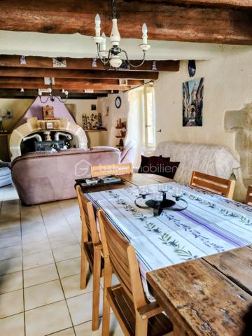 Connaissez-vous Roquetaillade, dans l'Aveyron ? Ce petit hameau, rattaché à la commune de Montjaux, accueille une maison prête à être redécouverte : un cadre propice au calme et au ressourcement.
Inoccupée depuis quelque temps, la maison nécessite des travaux de remise en état et pourra être aménagée selon vos envies. Ses trois chambres de 11, 9 et 8 m² accueilleront aisément une petite famille, que ce soit pour une résidence principale ou des séjours de vacances. Vous profiterez d'une terrasse de 14 m² offrant une belle vue, ainsi que de promenades au bord de la Muse, en contrebas de la maison
Une salle d'eau est située au 1er étage ; une seconde, au sous-sol, est entièrement à rénover. La grande pièce de vie de 34 m², très lumineuse grâce à ses trois fenêtres, offre un espace convivial. La cheminée, équipée d'un insert bois, garantit des soirées chaleureuses en hiver.
Des travaux sont à prévoir au sous-sol, notamment la pose d'un nouvel escalier. 
Vous succomberez au charme de ses murs en pierre. 
Ne tardez pas à venir la visiter.