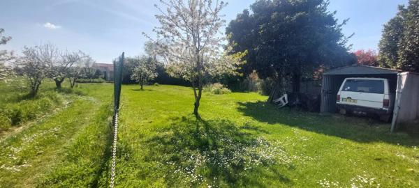 Maison en pierre sur 2 niveaux avec garages et puits