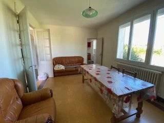 Maison en pierre sur 2 niveaux avec garages et puits