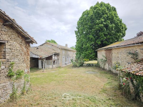 MAISON JARDIN DEPENDANCES Lezay (79120)