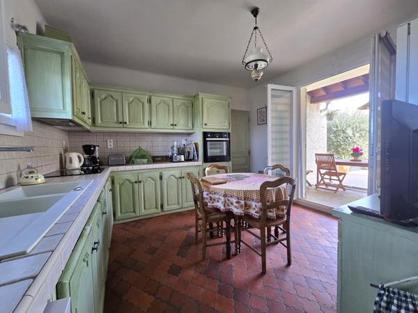 L'Isle-sur-la-Sorgue (84800) VILLA TRADITIONNELLE 117m² avec 3 CHAMBRES, CAVE,GARAGE - 10min A PIED DU CENTRE VILLE
