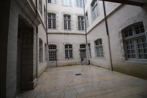 SUPERBE T3 meublé -  HYPER-CENTRE BAYONNAIS