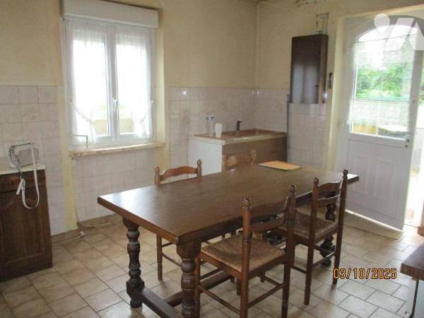 EN BORDURE DE FOUGERES & LECOUSSE
Une maison d'habitation comprenant :
-au rez-de-chaussée : ...