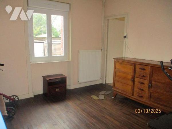 EN BORDURE DE FOUGERES & LECOUSSE
Une maison d'habitation comprenant :
-au rez-de-chaussée : ...