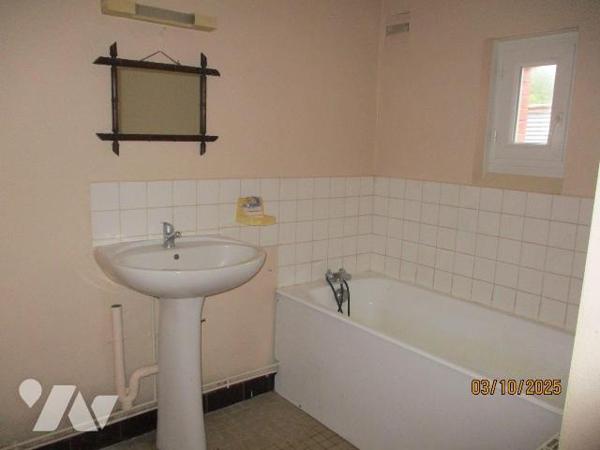 EN BORDURE DE FOUGERES & LECOUSSE
Une maison d'habitation comprenant :
-au rez-de-chaussée : ...