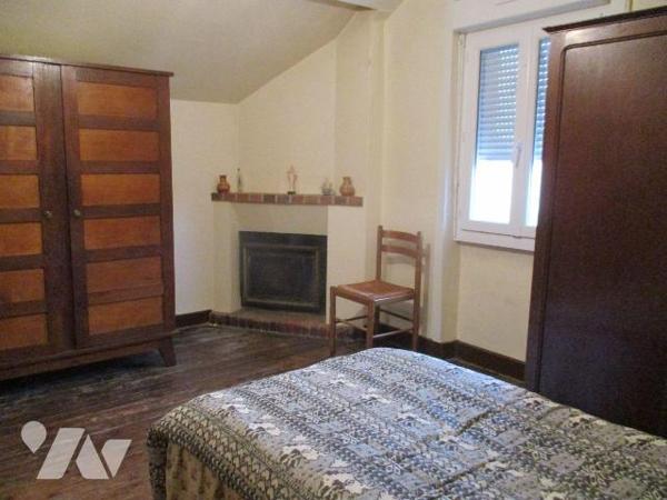 EN BORDURE DE FOUGERES & LECOUSSE
Une maison d'habitation comprenant :
-au rez-de-chaussée : ...