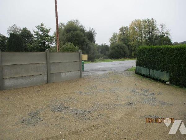 EN BORDURE DE FOUGERES & LECOUSSE
Une maison d'habitation comprenant :
-au rez-de-chaussée : ...